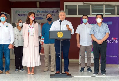 Iván Duque junto a funcionarios de su Gobierno durante la primera jornada de vacunación contra la covid, en Sincelejo.