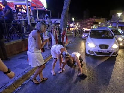 Un turista se apoya en el suelo en estado de embriaguez, en Magaluf.