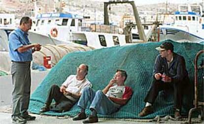 Un grupo de pescadores <b><i>parados</b></i> por la falta de acuerdo con Marruecos, charlaban ayer en el puerto de Almería.