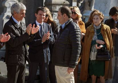 La viuda de Fernando Múgica, Mapi de las Heras, su hijo José María Múgica, junto a Manuel Valls y Adolfo Suárez Illana.