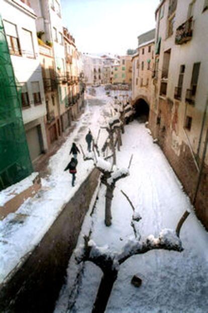 Falset permanecía ayer todavía cubierto por la nieve.