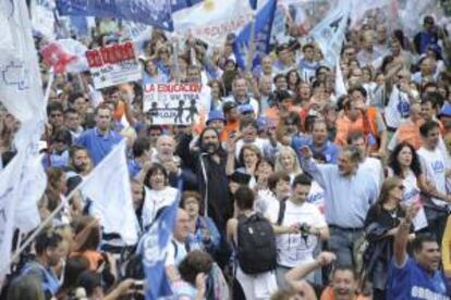 Miles de docentes de la provincia de Buenos Aires, la mayor de Argentina, marcharon el 19 de marzo de 2014, hasta la residencia del Gobernador bonaerense, Daniel Scioli, para protestar contra la subida salarial del 30,9 por ciento decretada por el Gobierno provincial, en el undécimo día de huelga educativa.