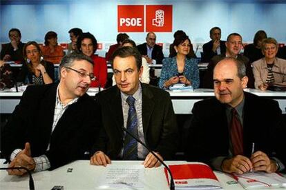 Jose Luis Rodriguez Zapatero, junto a José Blanco y Manuel Chaves, en la apertura del Comité Federal del PSOE.