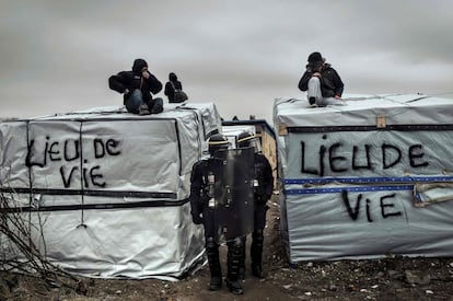 Policies desmantellen barraques al campament de migrants anomenat "La Jungla" de Calais (França), l'1 de març del 2016.