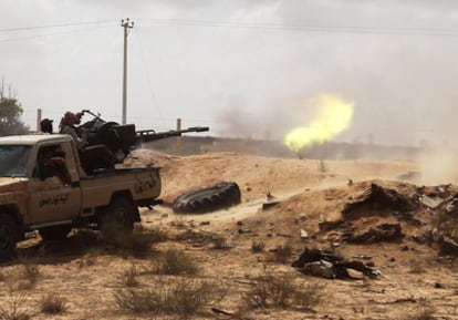 Combatientes anti-Gadafi disparan contra posiciones de soldados leales al dictador a seis kilómetros de Sirte.