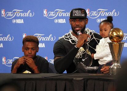 LeBron, con sus hijos LeBron y Zhuri, en la rueda de prensa.