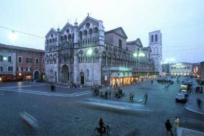 La catedral de Ferrara, con sus espectaculares arcadas, es una muestra del románico y gótico lombardos que data de los siglos XII al XIV.