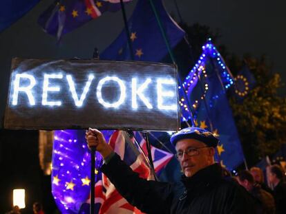 Un manifestante antibrexit sostiene una pancarta en los alrededores del Parlamento británico, el pasado 4 de septiembre.