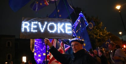 Un manifestante antibrexit sostiene una pancarta en los alrededores del Parlamento británico, el pasado 4 de septiembre.