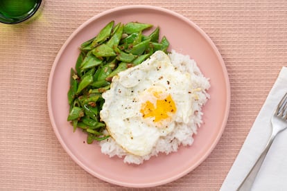 Judías salteadas picantes con arroz y huevo frito
