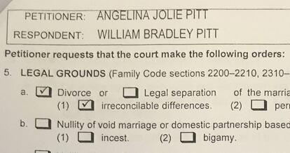 El documento en el que Angelina Jolie le pide el divorcio a Brad Pitt.