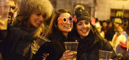 Cuatro amigos brindas tras las campanadas en la Puerta del Sol.