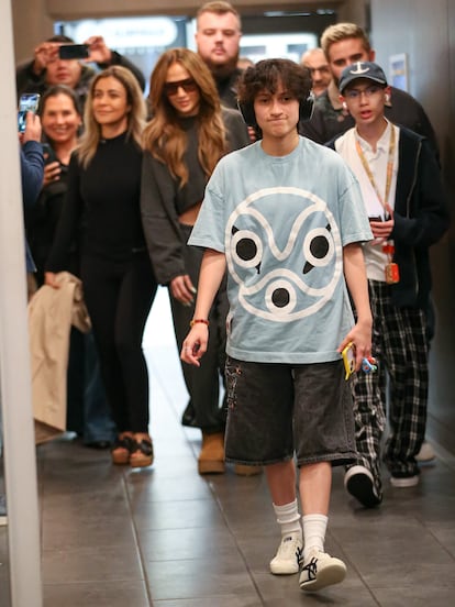 Jennifer Lopez ve çocukları Emme (önde) ve Max (yanında), Mart 2024'te Los Angeles, Kaliforniya'da.