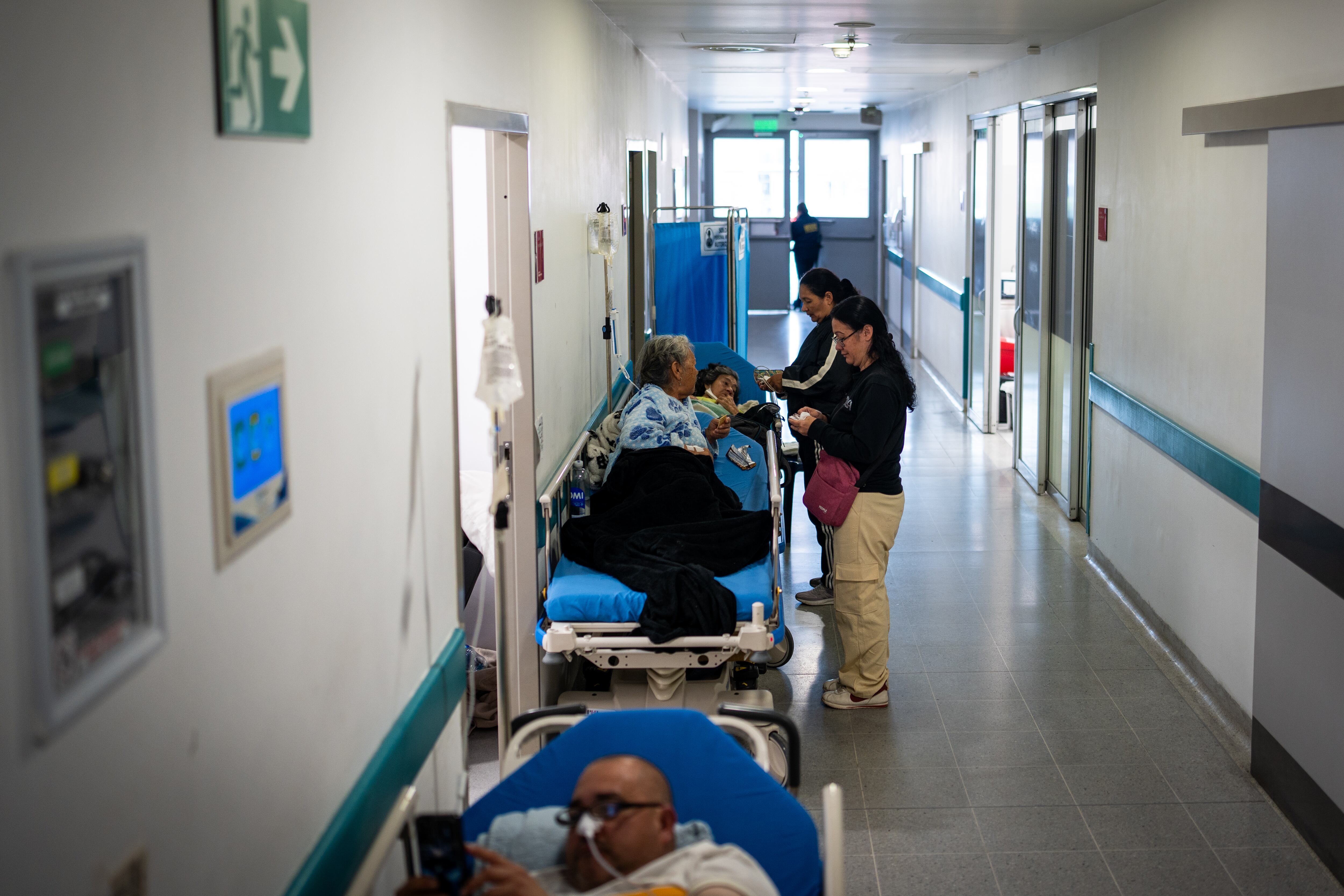 Pacientes son atendidos en el corredor del área de urgencias, en el Hospital de Bosa.