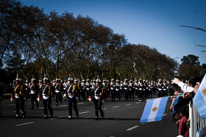 Elementos de la Infantería, la Gendarmería Nacional y la Policía Federal Argentina, entre otras fuerzas, desfilaron este martes.