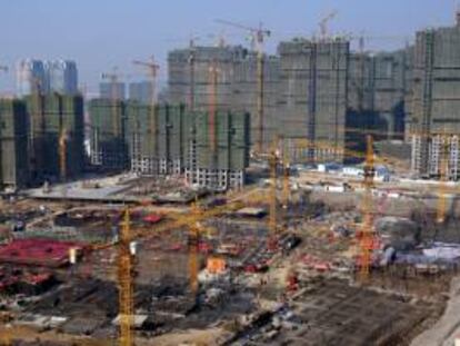 Vista general de la construcción de edificios en Qingdao, este de China. EFE/Archivo