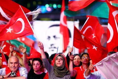 Seguidores del presidente turco Recep Tayyip Erdogan ondean la bandera nacional en la plaza de Taksim (Estambul) la noche del mi&eacute;rcoles, durante la &uacute;ltima manifestaci&oacute;n de &quot;vigilia antigolpista&quot; tras la fallida sublevaci&oacute;n militar del pasado 15 de julio.