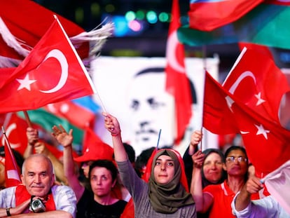 Seguidores del presidente turco Recep Tayyip Erdogan ondean la bandera nacional en la plaza de Taksim (Estambul) la noche del mi&eacute;rcoles, durante la &uacute;ltima manifestaci&oacute;n de &quot;vigilia antigolpista&quot; tras la fallida sublevaci&oacute;n militar del pasado 15 de julio.