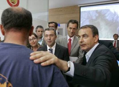 Paulino Rivero, en medio, y José Luis Rodríguez Zapatero en el centro de emergencias de Gran Canaria.