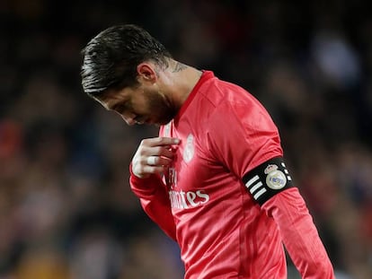 Ramos, cabizbajo tras la derrota del Madrid ante el Valencia.