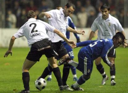 Drenthe, rodeado de contrarios, pierde el balón.