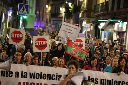 Manifestación contra la violencia machista en Sevilla, este lunes.