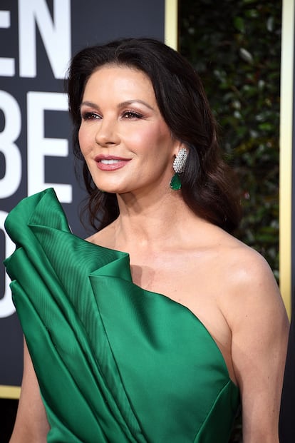 Catherine Zeta-Jones
Para la mujer de Michael Douglas, a quien se lo diagnosticaran en 2011, fue una buena noticia llegar a esta conclusión: “El hecho de que pusiéramos un nombre a mis emociones y que un profesional pudiera describir mis síntomas fue liberador. Hay subidas y bajadas muy grandes, así que mi meta fue situarme, de una manera consistente, en el término medio. Ahora me encuentro en el lugar adecuado”, confesaba en una entrevista publicada por la revista Good Housekeeping en marzo de 2018: “No soy de ese tipo de persona a las que les gusta gritar a los cuatro vientos sus temas personales, pero espero que hacer pública mi bipolaridad le sirva a otros a saber que es completamente controlable. Espero poder ayudar a quitar el estigma que tiene asociado. Que aquellos que no lo tengan bajo control busquen ayuda”.
Catherine, que estuvo ingresada en varias ocasiones para tratar su dolencia, tuvo que hacer frente al mismo tiempo a la lucha sin cuartel de su marido, Michael Douglas, contra un cáncer de garganta en grado cuatro del que logró recuperarse. En la actualidad, la pareja se encuentra en un gran momento y el actor acaba de ganar un Globo de Oro por su papel en El método Kominsky, una de la series más aclamadas de Netflix en las últimas semanas.