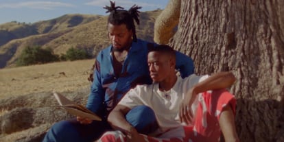 Un fotograma del vídeo de 'Delicate limbs' con Serpentwithfeet (de azul) y Jamal DeAndre.