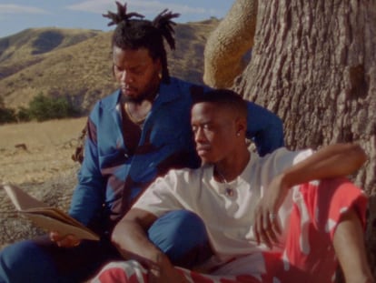 Un fotograma del vídeo de 'Delicate limbs' con Serpentwithfeet (de azul) y Jamal DeAndre.