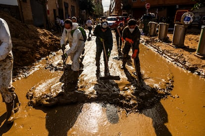 Los voluntarios continuan con las labores de limpieza del barro en Catarroja, doce días después de la dana del 29 de octubre.