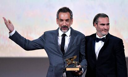 Joaquin Phoenix (direita) e Todd Philips, com o León de Ouro por 'Joker'.