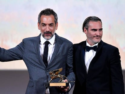 Joaquin Phoenix (direita) e Todd Philips, com o León de Ouro por 'Joker'.