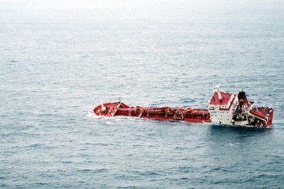 Imagen del buque <i>Ece,</i> ladeado tras el choque de ayer.