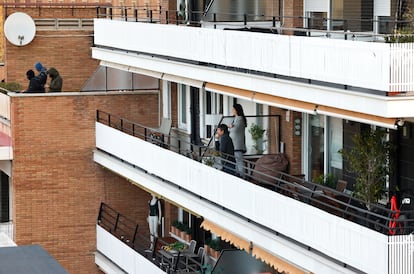 Vecinos del barrio de la Bananova miran desde una terraza el desajolo de los dos edificios. 