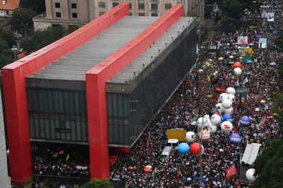 Manifestantes reunidos na Avenida Paulista, em São Paulo, ao lado do MASP.