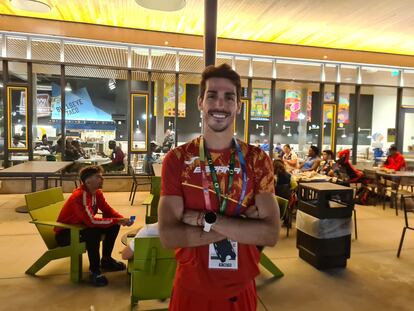 El marchador español Alberto Amezcua, junto al restaurante donde comen los atletas.