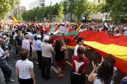 La marcha ha discurrido, sin incidentes pero a un ritmo muy lento por la gran afluencia de manifestantes, bajo tres pancartas. La primera la portan los miembros de la AVT con el lema "Por ellos, por todos. Negociación en mi nombre, no". La segunda agrupa a los políticos, todos del Partido Popular, y en ella se puede leer "Libertad con dignidad". La última la encabezan las plataformas ciudadanas con el lema "Colectivos cívicos. Por la libertad, no a la negociación".