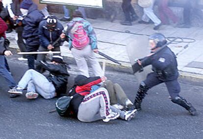 Policías antidisturbios golpean a los manifestantes que intentan bloquear un puente cerca de Buenos Aires.