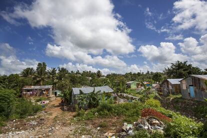 Vista del barrio Cerros del Paraíso, en el sector de Sabana Perdida. Estas chabolas están a unos cientos de metros del Colegio Miranda Mirabal.