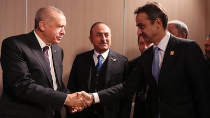 El presidente de Turquía, Recep Tayyip Erdogan y el primer ministro griego, Kyriakos Mitsotakis, se saludan en un encuentro de la OTAN el pasado diciembre.