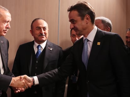 El presidente de Turquía, Recep Tayyip Erdogan y el primer ministro griego, Kyriakos Mitsotakis, se saludan en un encuentro de la OTAN el pasado diciembre.