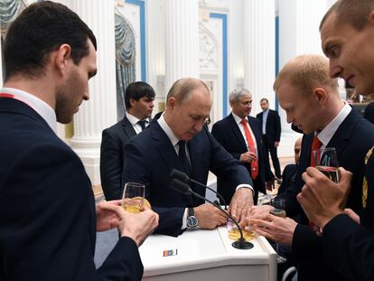 Putin, durante una ceremonia con deportistas paralímpicos en el Kremlin de Moscú, este lunes.