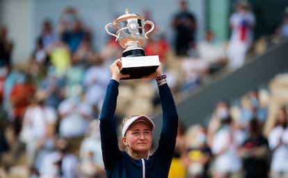 Barbora Krejcikova posa con el trofeo de campeona, este sábado en París.