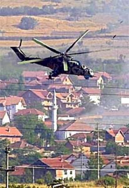 Un helicóptero del Ejército macedonio bombardea Aracinovo.