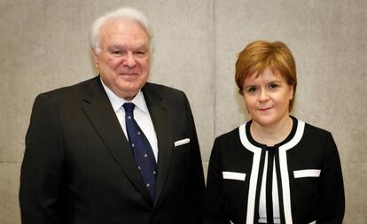 Miguel Ángel Vecino, con la primera ministra de Escocia, Nicola Sturgeon © Twitter Nicola Sturgeon
