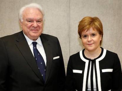 Miguel Ángel Vecino, con la primera ministra de Escocia, Nicola Sturgeon © Twitter Nicola Sturgeon