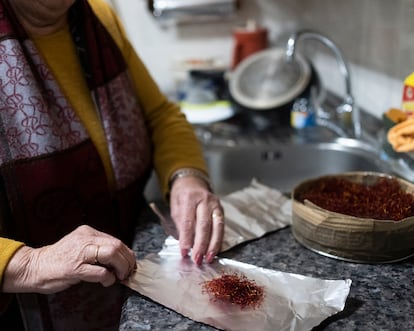María Jiménez removes the strands of saffron from the flower. 
