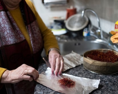 María Jiménez separa el azafrán y lo prepara para conservarlo.