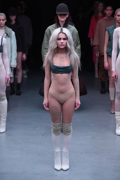 Amina Blue durante uno de los desfiles de Kanye West.