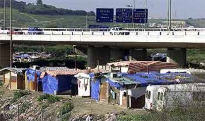 El campamento rumano en las cercanías de Sevilla que fue desalojado ayer.